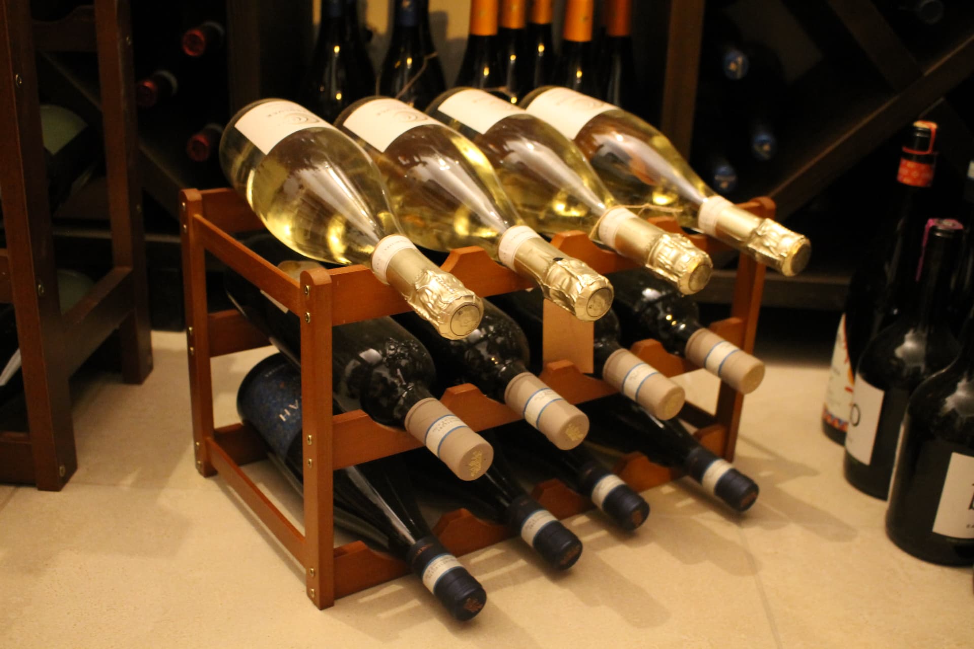 Cantinetta in legno con bianchi e bollicine coricate