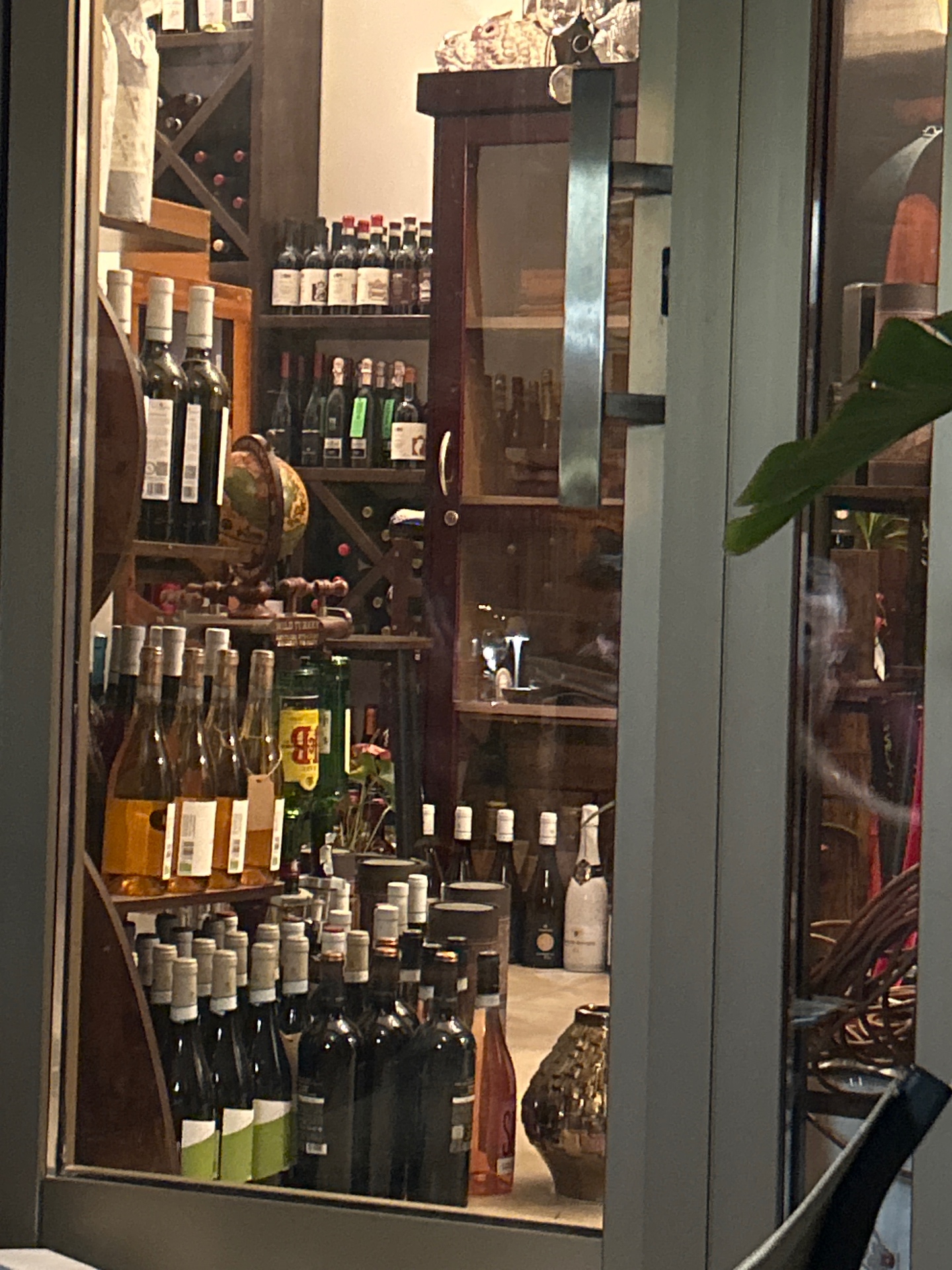 La vetrina dell'enoteca L'Ora del Calice a Furci Siculo