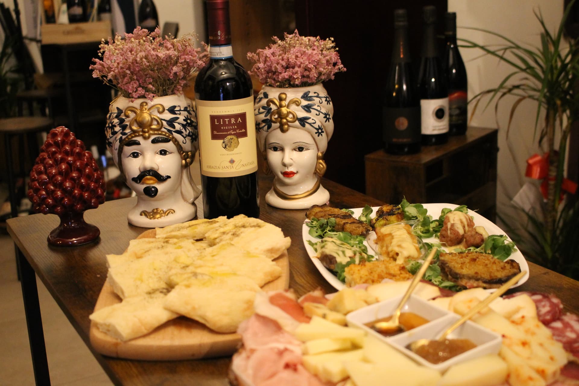 Tagliere di salumi, formaggi e focaccia con un rosso Abbazia Santa Anastasia